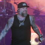 El cantante Brantley Gilbert respalda su actuación en el evento alternativo de TPUSA durante el intermedio. - Image 01 (February 7, 2026)