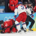 Sidney Crosby se retira del encuentro de cuartos de final de hockey olímpico entre Canadá y la República Checa. - Image 01 (February 18, 2026)